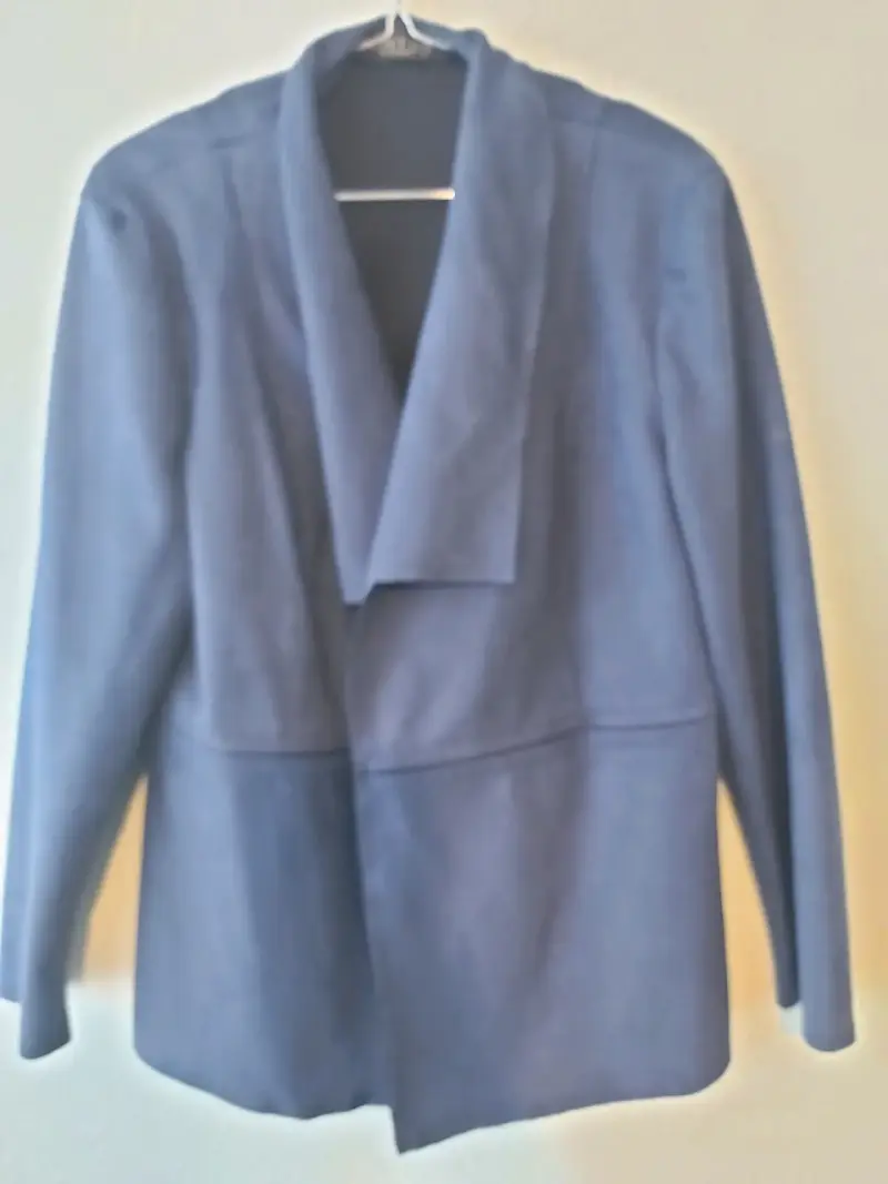 Chaqueta gris para mujer con ojales decorativos - 5