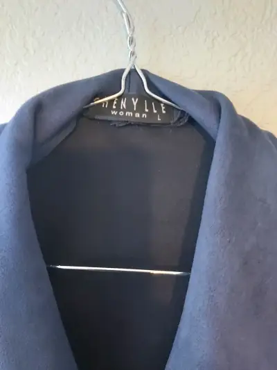 Chaqueta gris para mujer con ojales decorativos - miniatura 6