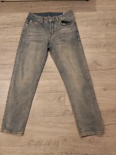 Jeans de mezclilla azul desgastado para hombre - miniatura 1