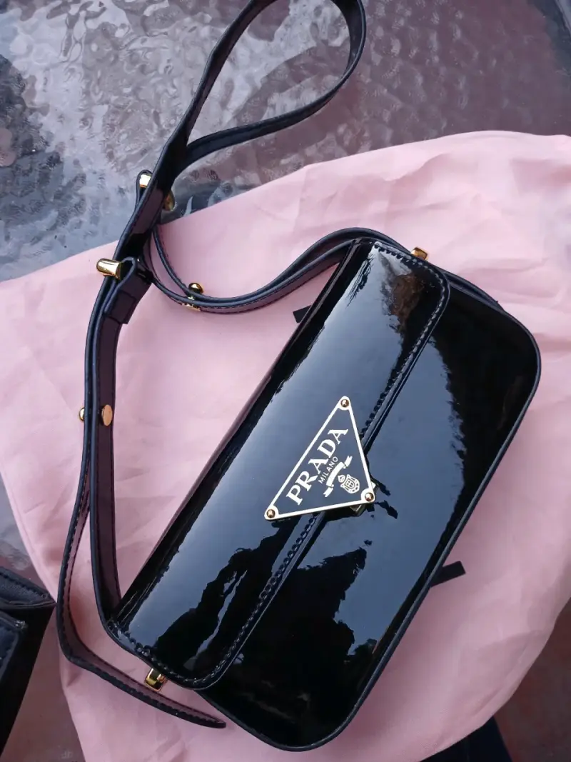 Cartera negra Prada con correa ajustable - 2