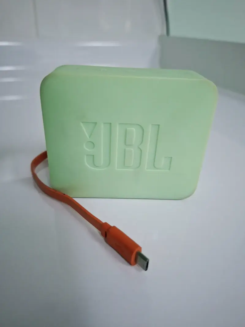 Parlante portátil JBL verde con cable USB - 1
