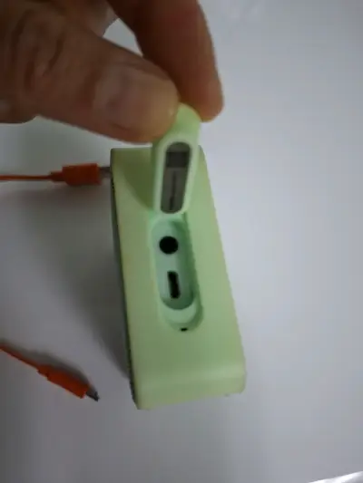 Parlante portátil JBL verde con cable USB - miniatura 2