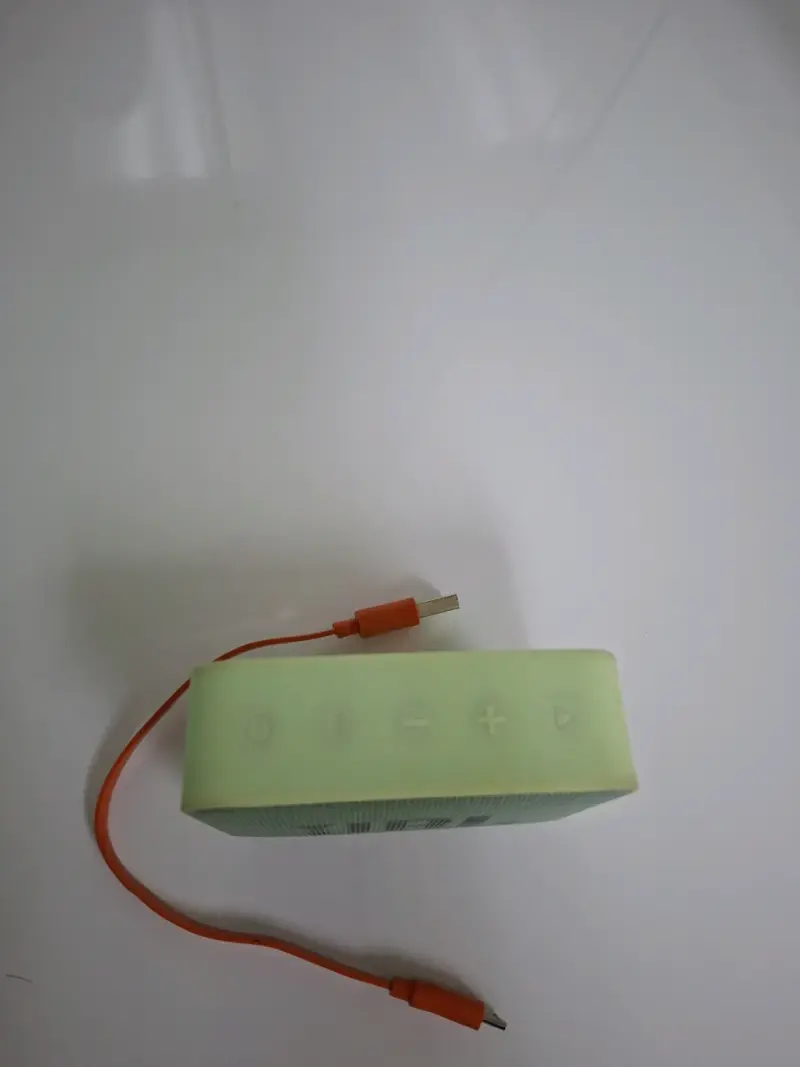 Parlante portátil JBL verde con cable USB - 3
