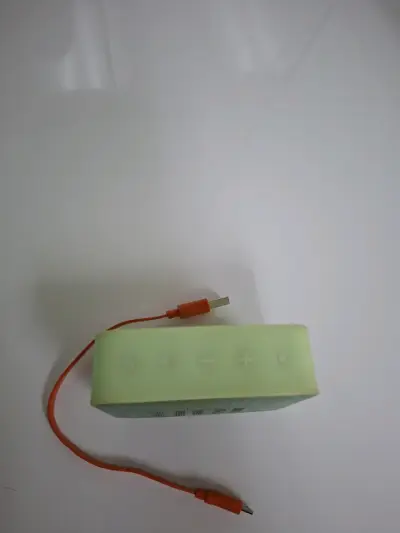 Parlante portátil JBL verde con cable USB - miniatura 3