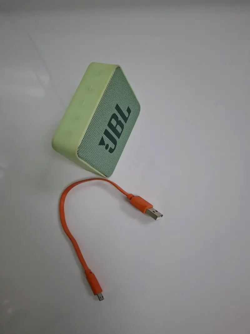 Parlante portátil JBL verde con cable USB - 4