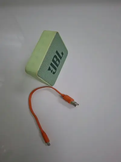 Parlante portátil JBL verde con cable USB - miniatura 4