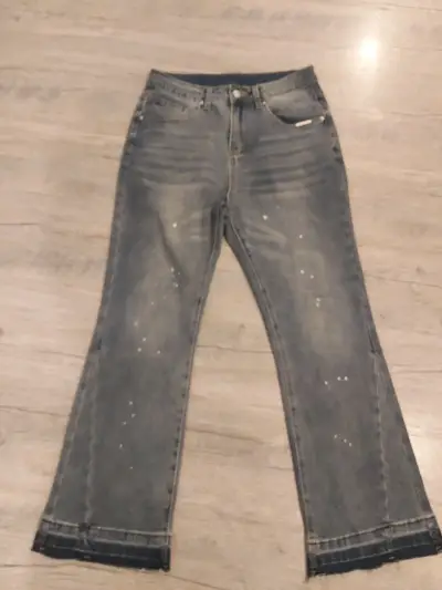 Jeans de mezclilla gris con diseño desgastado - miniatura 1