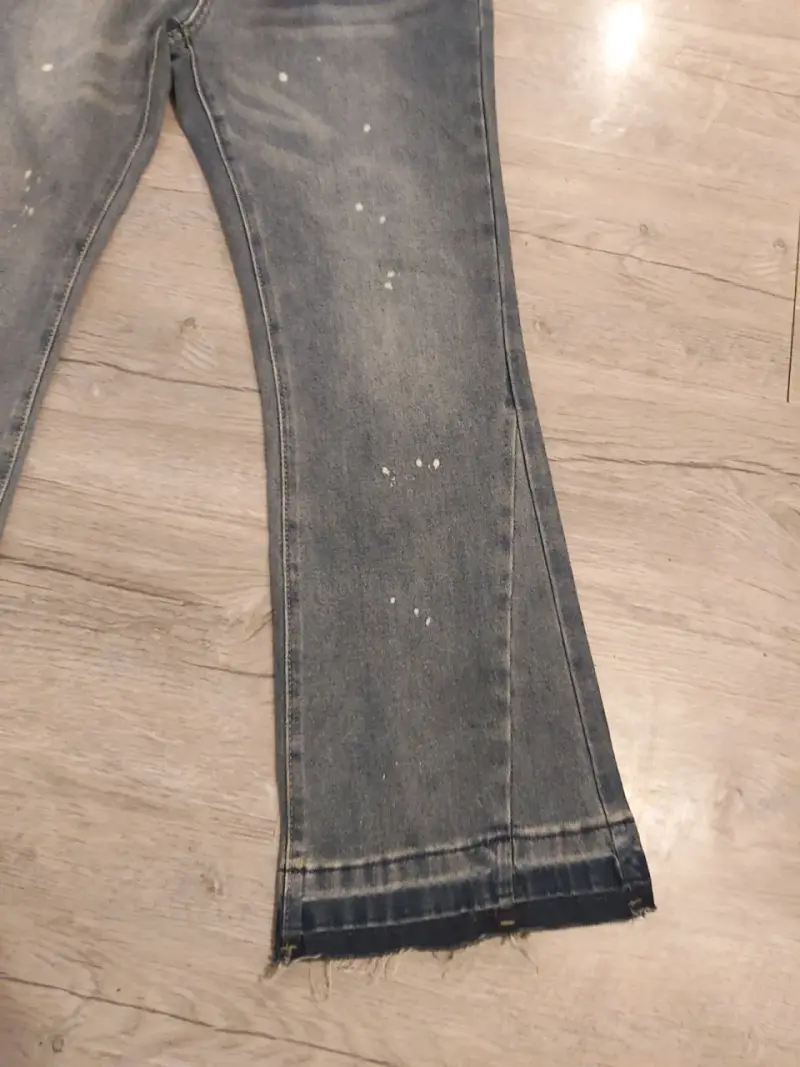 Jeans de mezclilla gris con diseño desgastado - 2