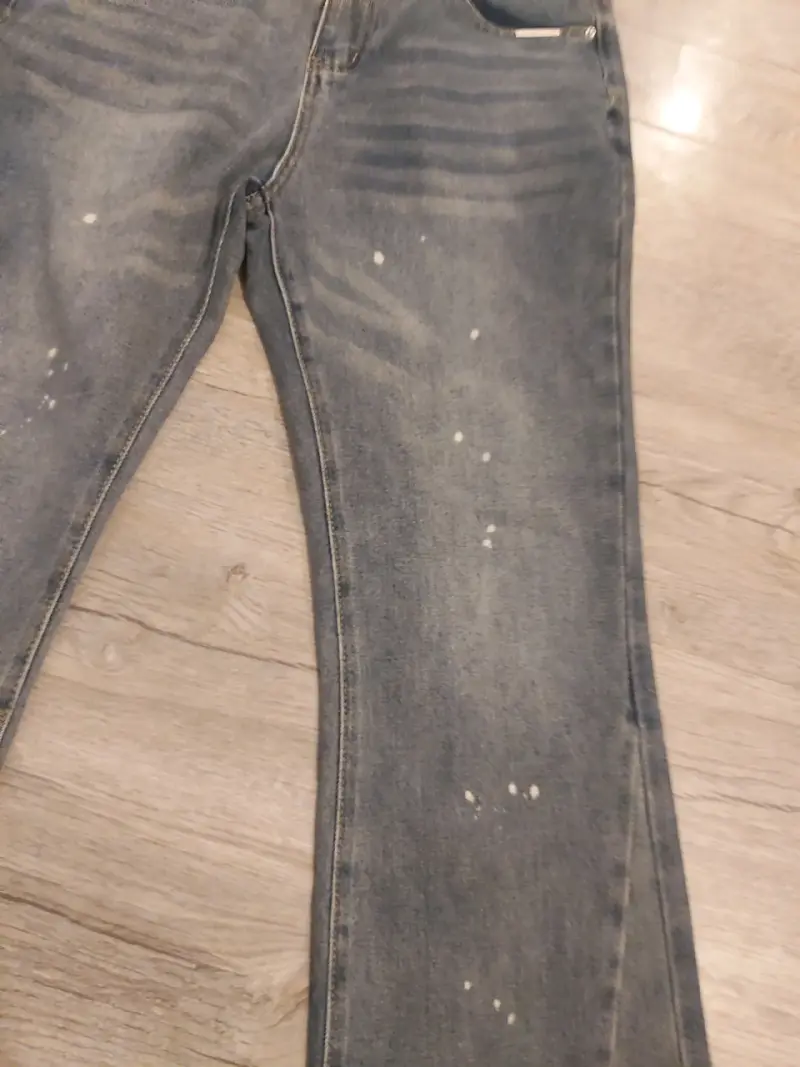 Jeans de mezclilla gris con diseño desgastado - 3