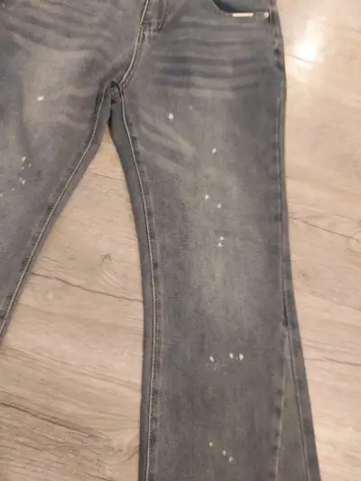 Jeans de mezclilla gris con diseño desgastado - miniatura 3