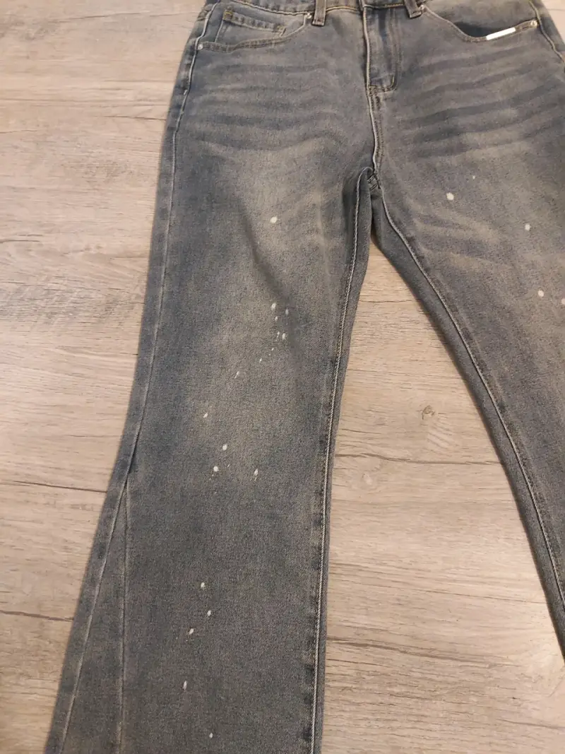 Jeans de mezclilla gris con diseño desgastado - 4