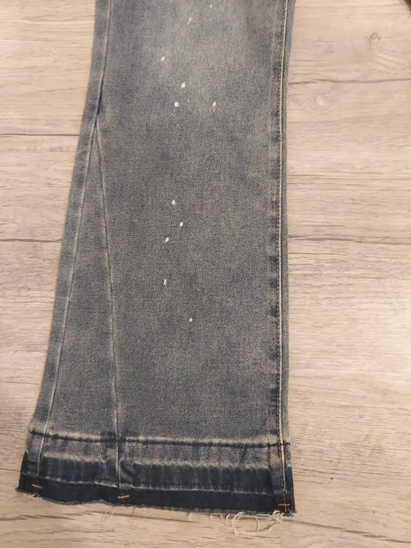 Jeans de mezclilla gris con diseño desgastado - 5