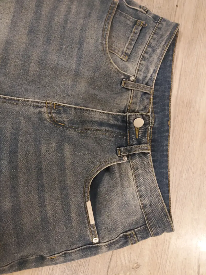 Jeans de mezclilla gris con diseño desgastado - 6