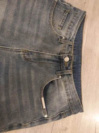 Jeans de mezclilla gris con diseño desgastado - miniatura 6