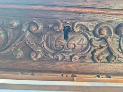 Mesa de madera tallada antigua con cajón - miniatura 2