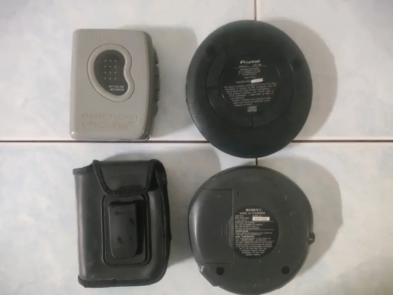 Reproductores de CD y cassette Sony y Fujitel - 2