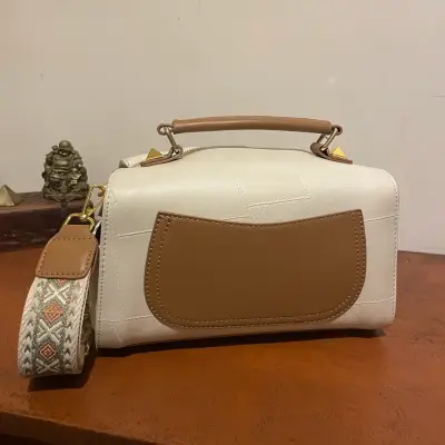 Bolso de mano blanco con correa ajustable - miniatura 1