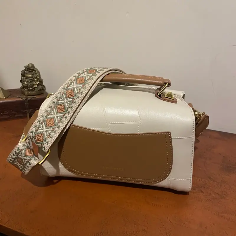Bolso de mano blanco con correa ajustable - 5