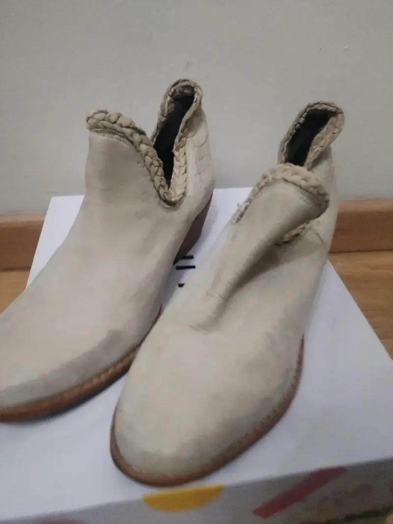 Botines de cuero beige con tacón bajo - 1