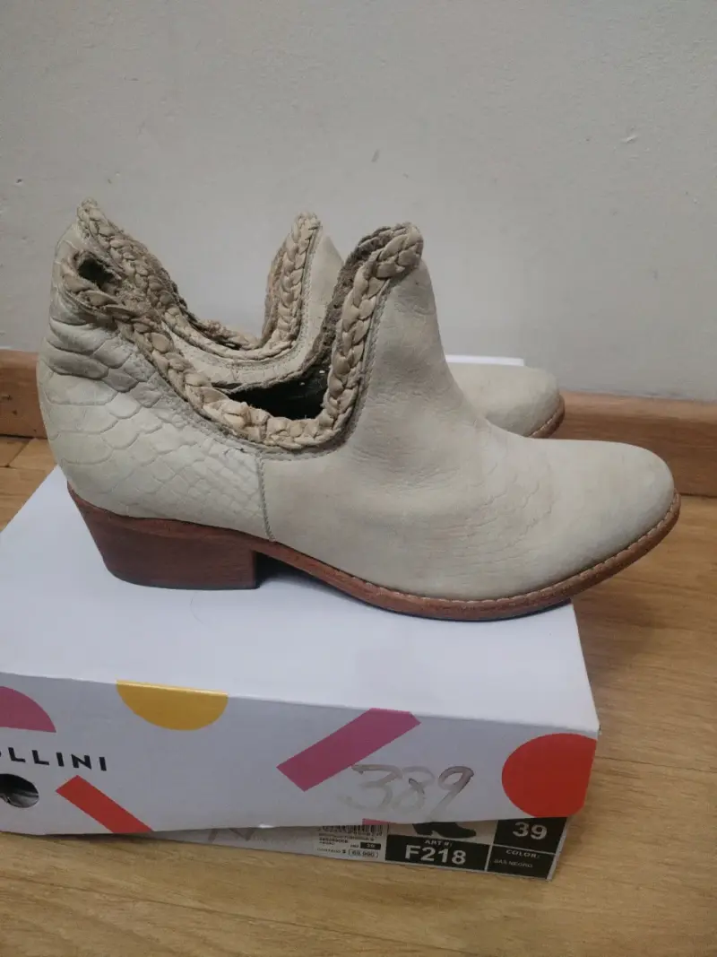 Botines de cuero beige con tacón bajo - 2
