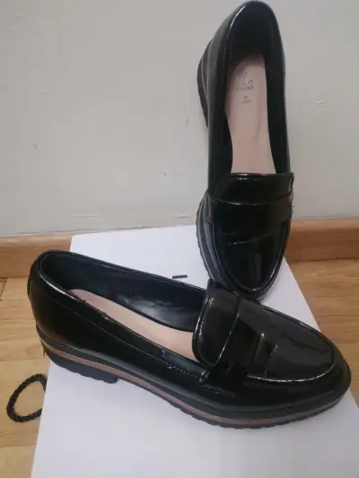 Zapatos mocasines negros de charol para mujer - miniatura 1