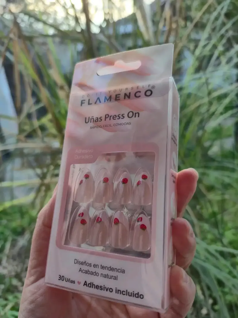Uñas postizas Flamenco Press On con diseño de fresa - 2