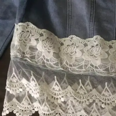 Chaqueta de mezclilla con encaje y perlas para mujer - miniatura 6
