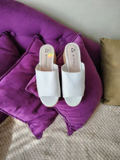 Sandalias blancas de cuero con tacón de corcho - miniatura 2