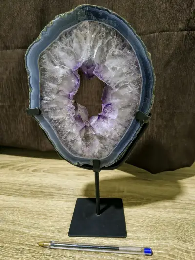 Geoda de amatista en soporte metálico - miniatura 1