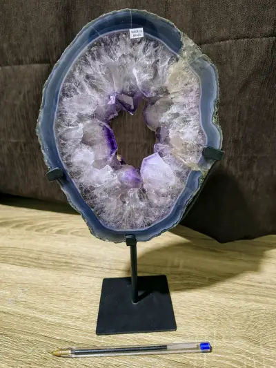 Geoda de amatista en soporte metálico - miniatura 2