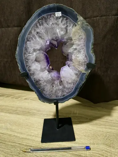 Geoda de amatista en soporte metálico - miniatura 3