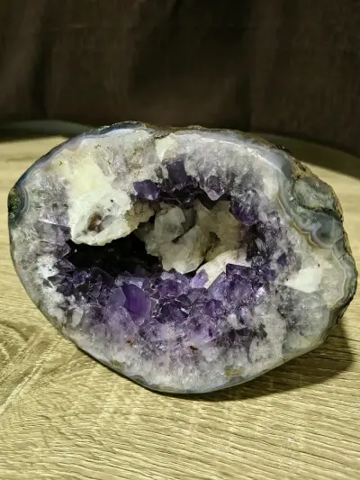 Geoda de amatista natural decorativa - miniatura 1