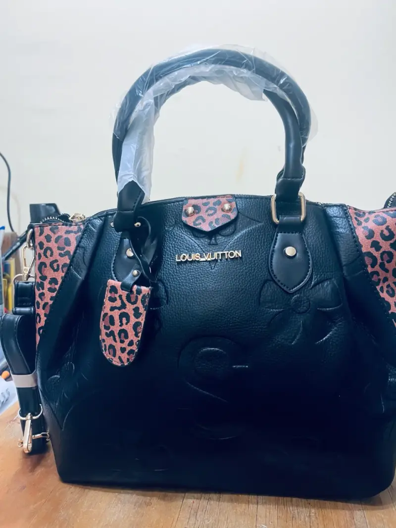 Bolso Louis Vuitton negro con detalles animal print