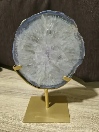 Portal de ágata cristalino en soporte dorado - miniatura 1