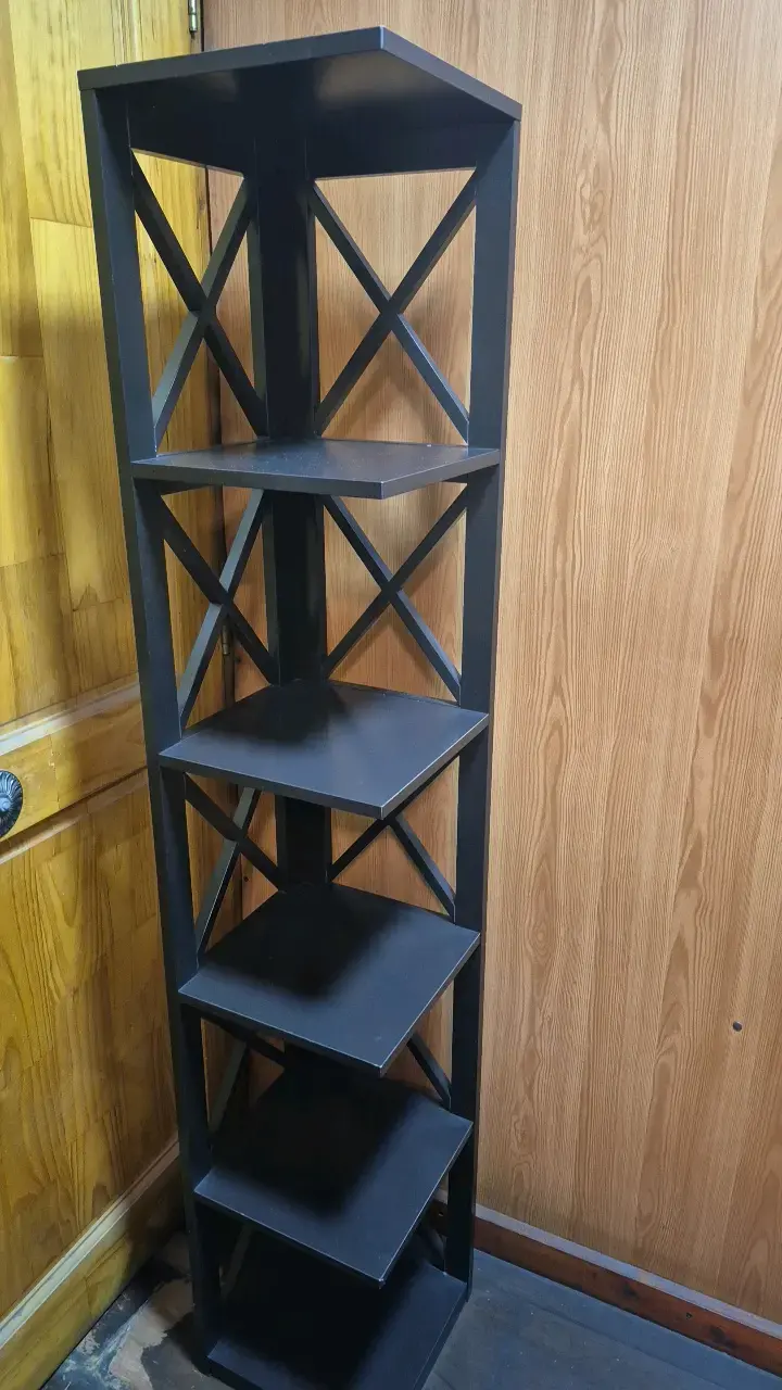 Estantería de madera negra con 5 niveles