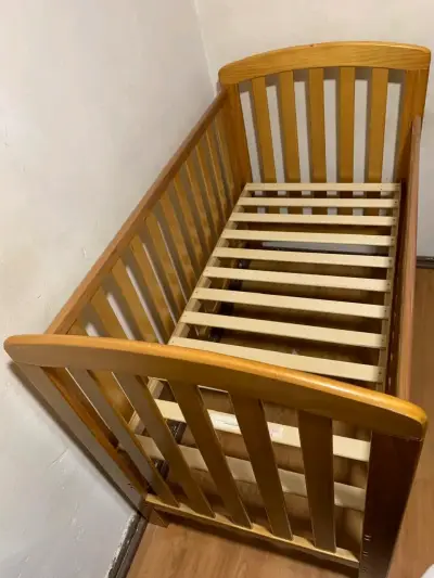 Cuna de madera para bebé en buen estado - miniatura 1