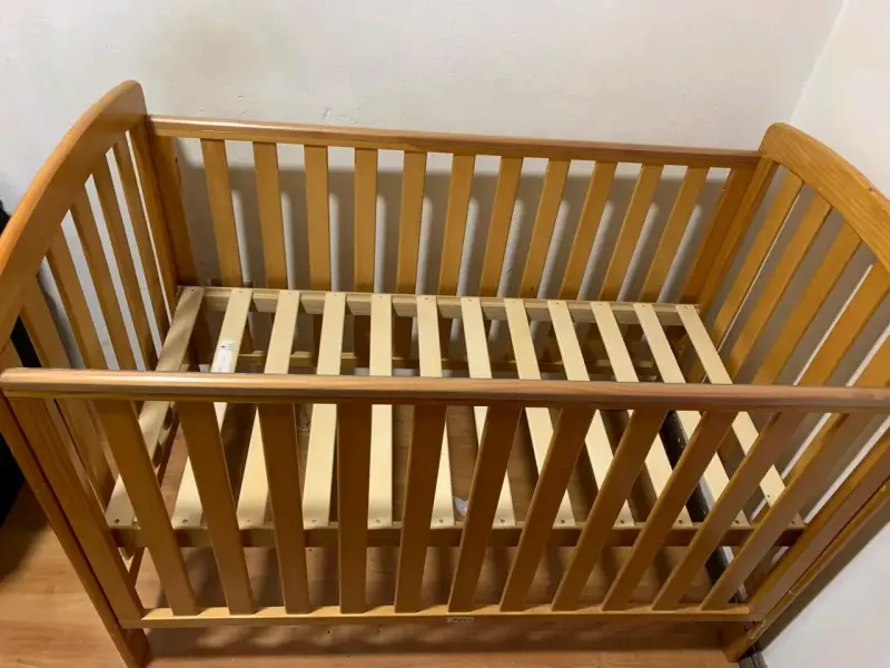 Cuna de madera para bebé en buen estado - 2