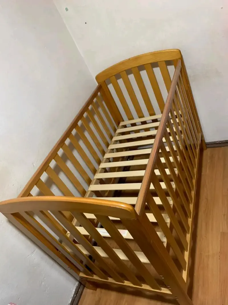 Cuna de madera para bebé en buen estado - 3