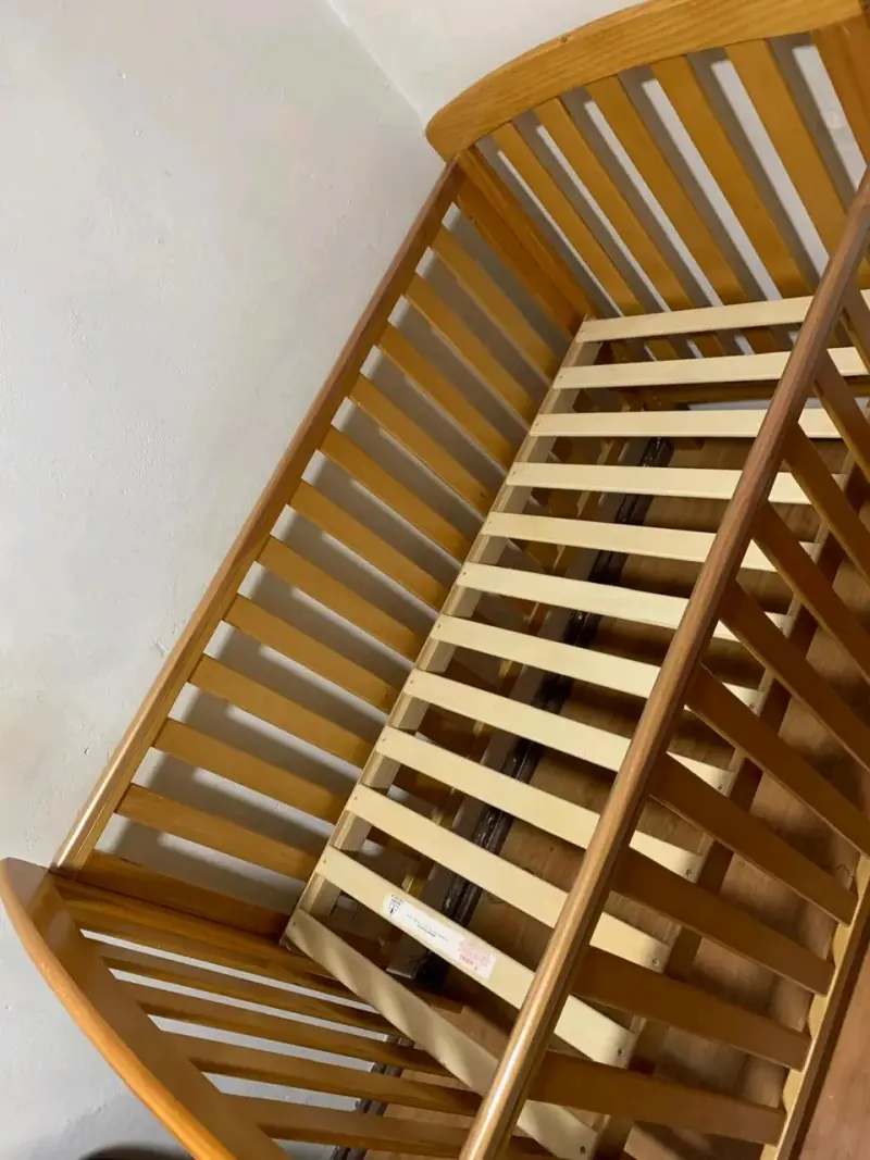 Cuna de madera para bebé en buen estado - 4