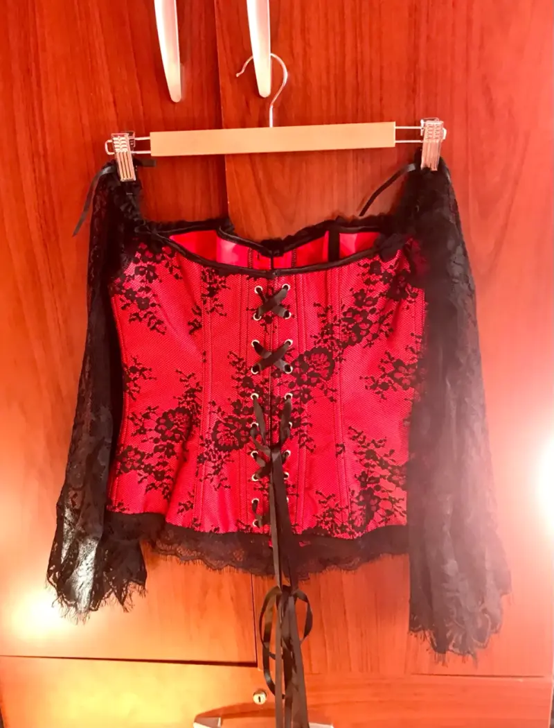 Corset rojo con encaje negro - 4
