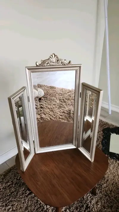 Espejo tríptico decorativo con marco dorado - miniatura 1