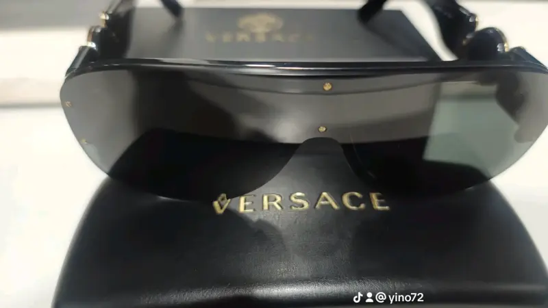 Gafas de Sol Versace Negras con Detalles Dorados - 1