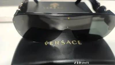 Gafas de Sol Versace Negras con Detalles Dorados - miniatura 1