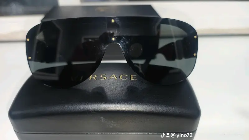 Gafas de Sol Versace Negras con Detalles Dorados - 2