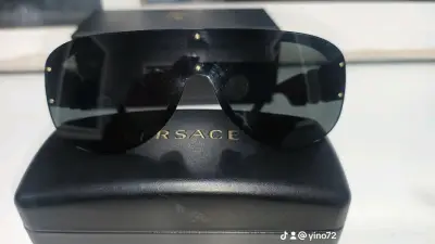 Gafas de Sol Versace Negras con Detalles Dorados - miniatura 2