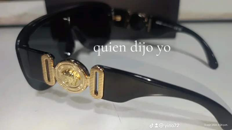 Gafas de Sol Versace Negras con Detalles Dorados - 3