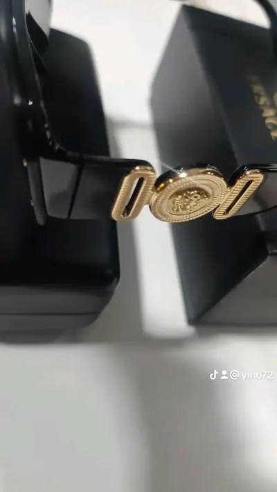 Gafas de Sol Versace Negras con Detalles Dorados - miniatura 4