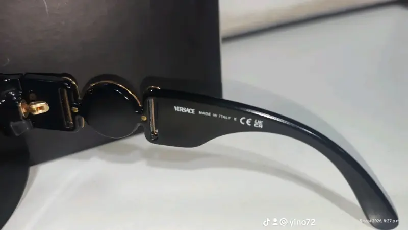 Gafas de Sol Versace Negras con Detalles Dorados - 5