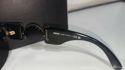 Gafas de Sol Versace Negras con Detalles Dorados - miniatura 5
