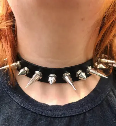 Collar de cuero sintético con púas metálicas - miniatura 1